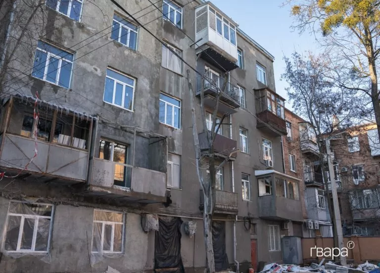 «Ми чотири роки чекаємо»: мешканці пошкодженого будинку на Мироносицькій скаржаться на недобросовісну відбудову