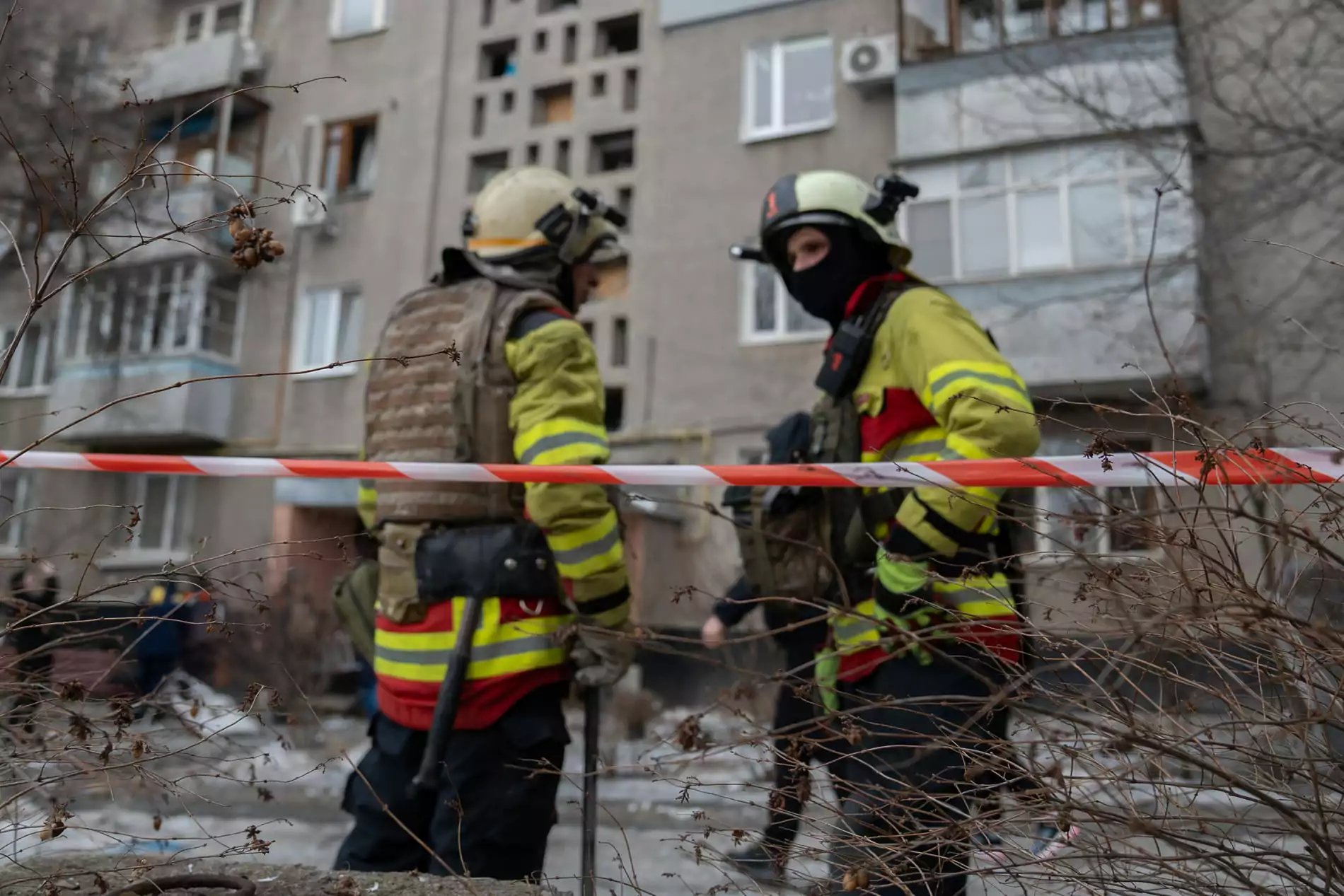 Rescuers at the impact site of Russian missile attack on Kharkiv on Mar. 7, 2026 / Photo: Gwara Media, Daria Levchenko