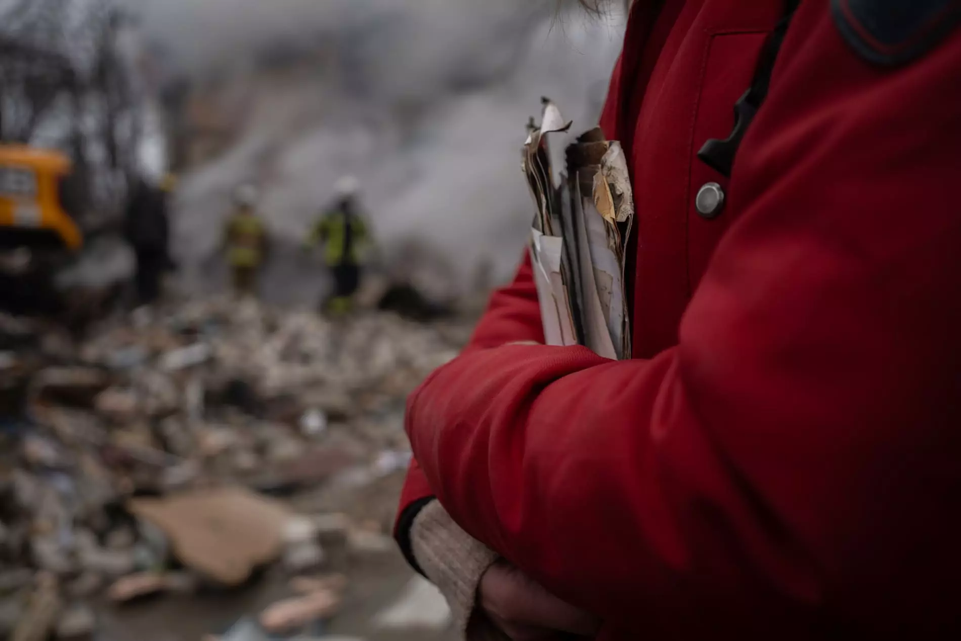 зображення до посту: Search and rescue operation goes on after Russian missile kills at least 11, including 2 children, in Kharkiv&nbsp;