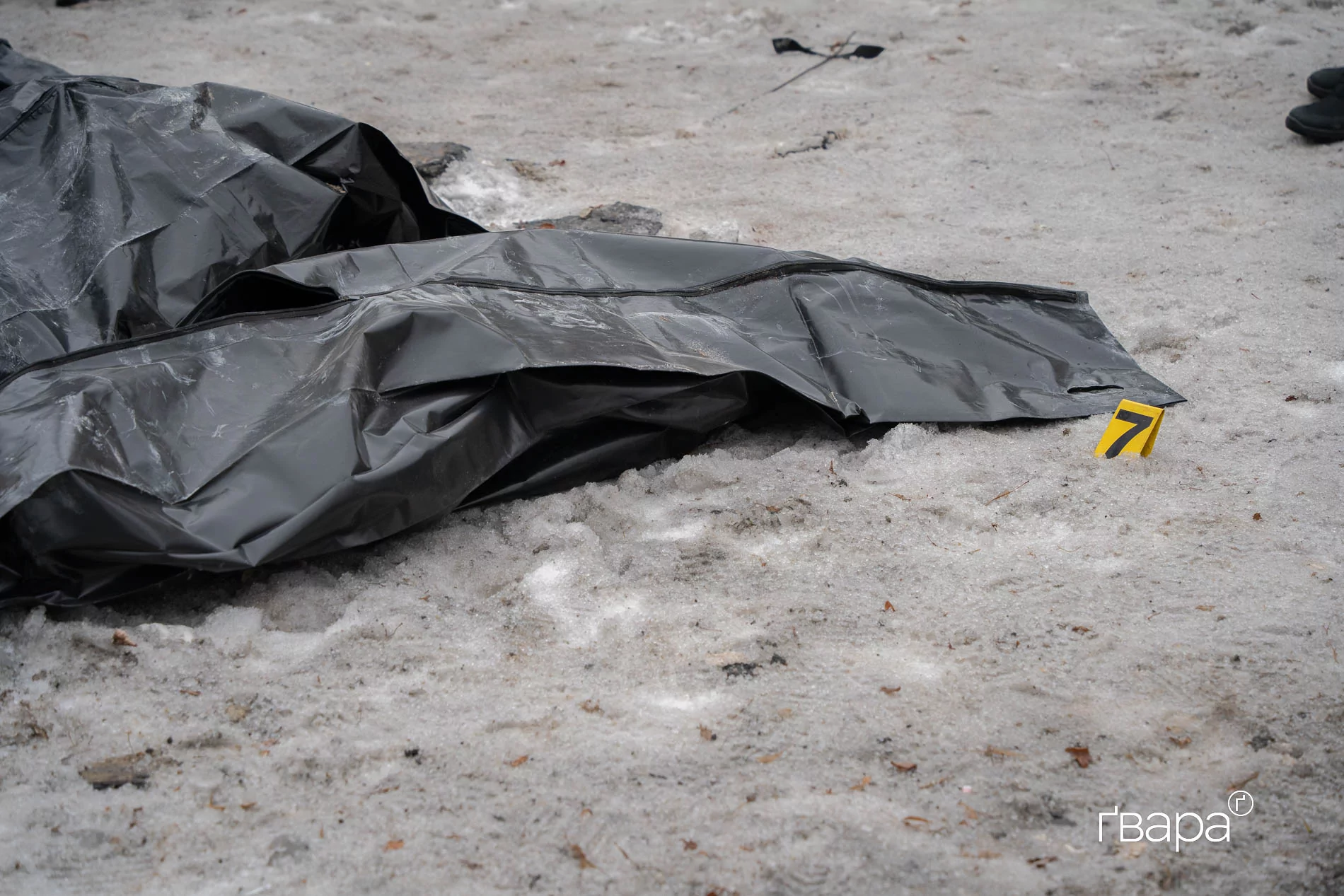 Тіло людини, яку вбив російський обстріл Харкова у ніч на 7 березня 2026 року / Фото: Ґвара Медіа, Яна Слємзіна