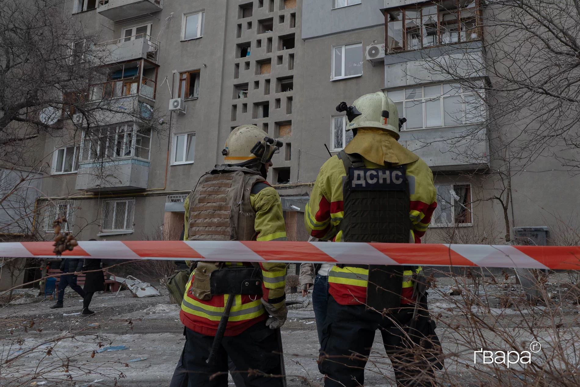 зображення до посту: У Шевченківському районі Харкова дрон влучив у багатоповерхівку: серед постраждалих є діти — фото