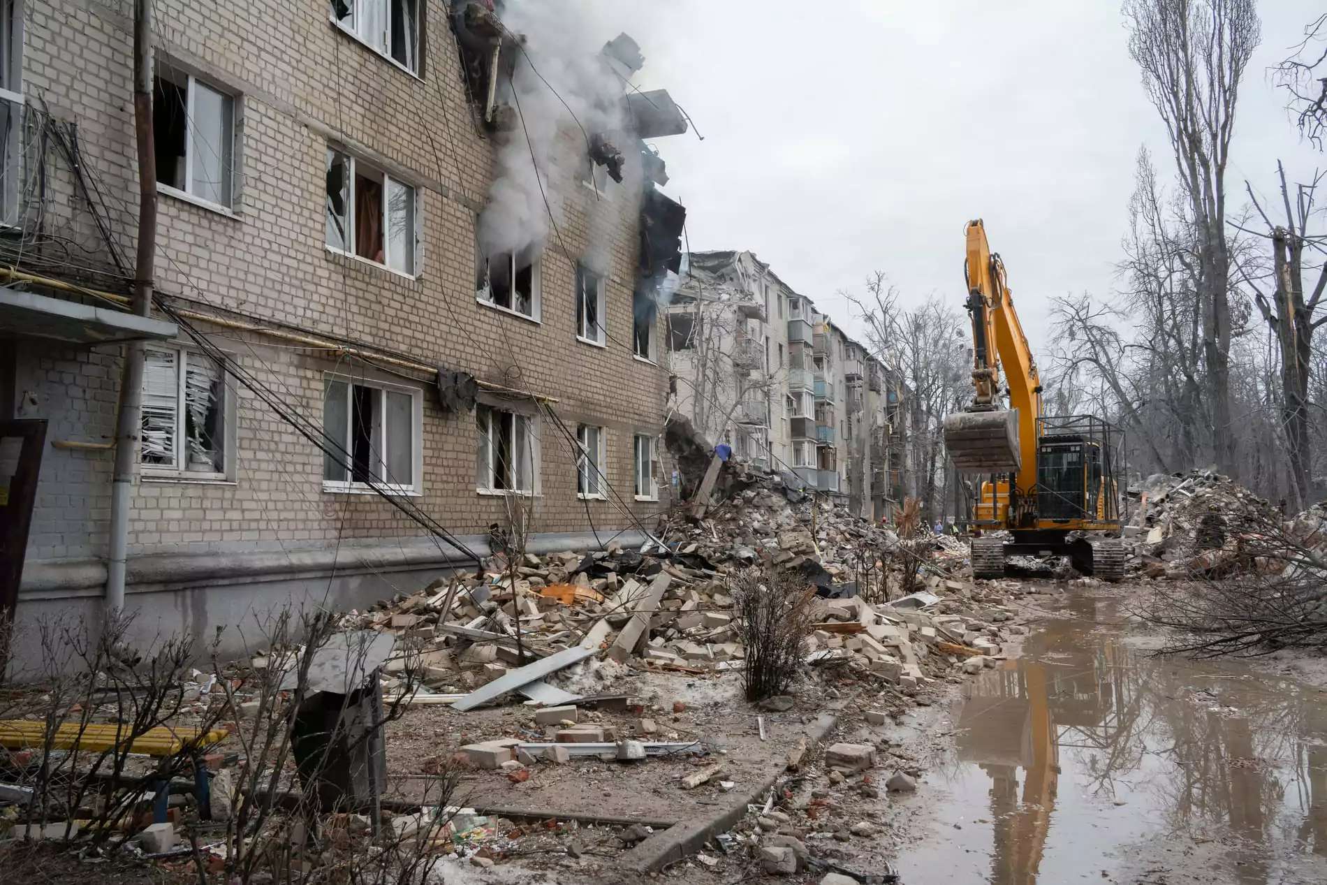 Five-story building in Kharkiv, half-destroyed and burning in the aftermath of a Russian missile attack on Kharkiv on Mar. 7, 2026 / Photo: Gwara Media, Yana Sliemzina