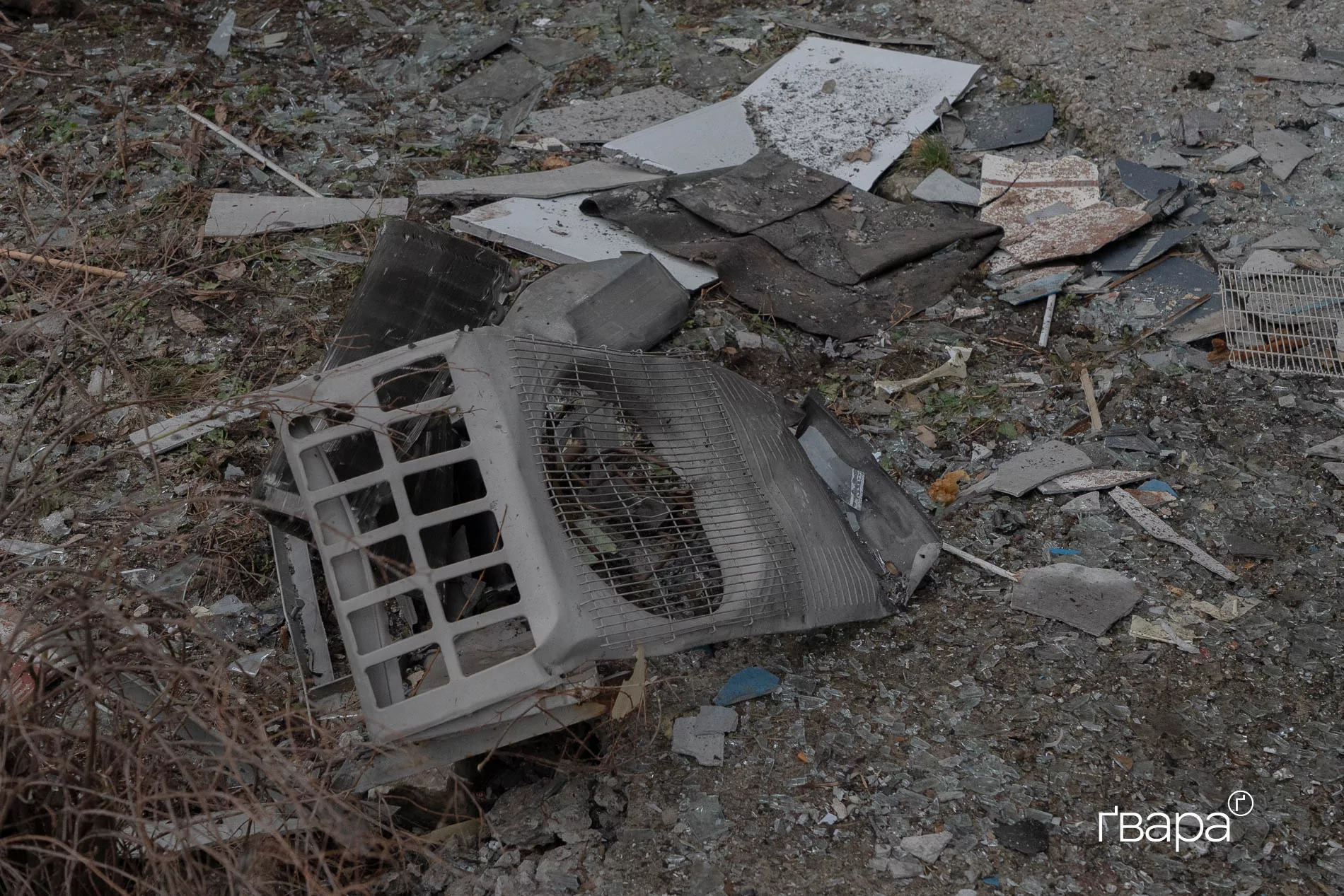 зображення до посту: У Шевченківському районі Харкова дрон влучив у багатоповерхівку: серед постраждалих є діти — фото