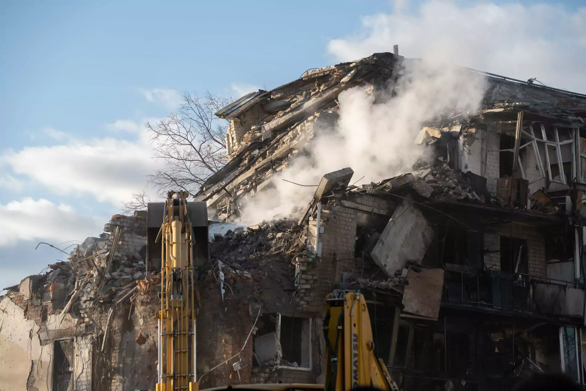 Smoke rising from a five-storey building burning in the aftermath of Russian missile strike on Kharkiv, Mar 7, 2026 / Photo: Gwara Media, Daria Levchenko