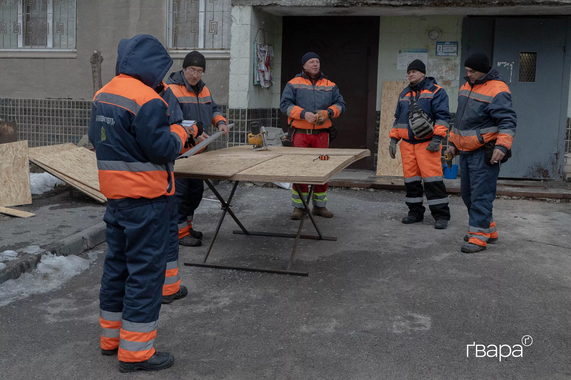 зображення до посту: У Шевченківському районі Харкова дрон влучив у багатоповерхівку: серед постраждалих є діти — фото