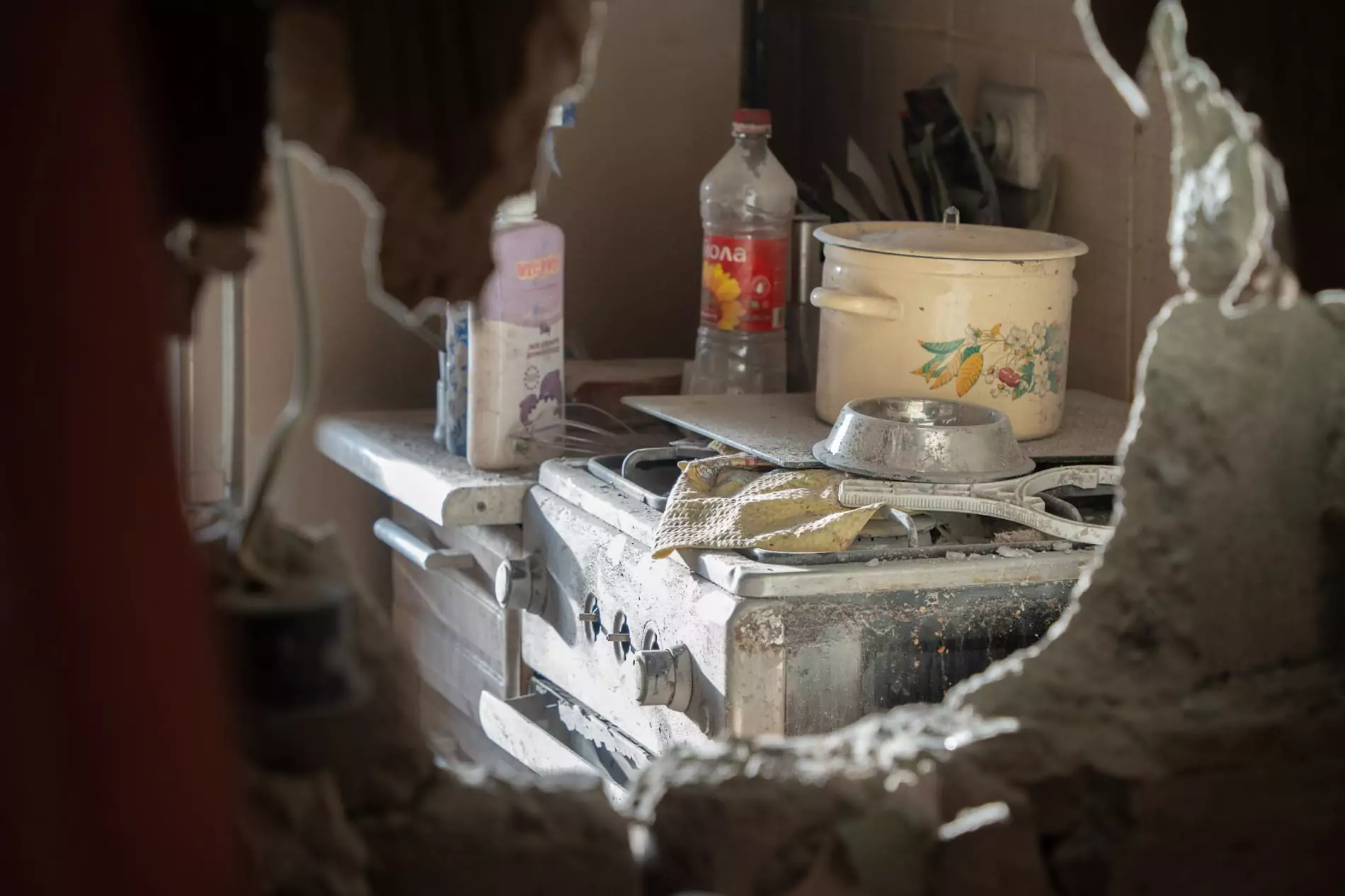 A hole in the wall of Nataliia's bathroom - blast wave debris from Russian missile attack damaged it / Photo: Gwara Media, Daria Levchenko