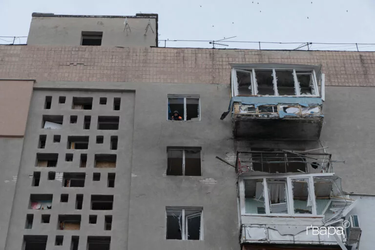 У Шевченківському районі Харкова дрон влучив у багатоповерхівку: серед постраждалих є діти — фото