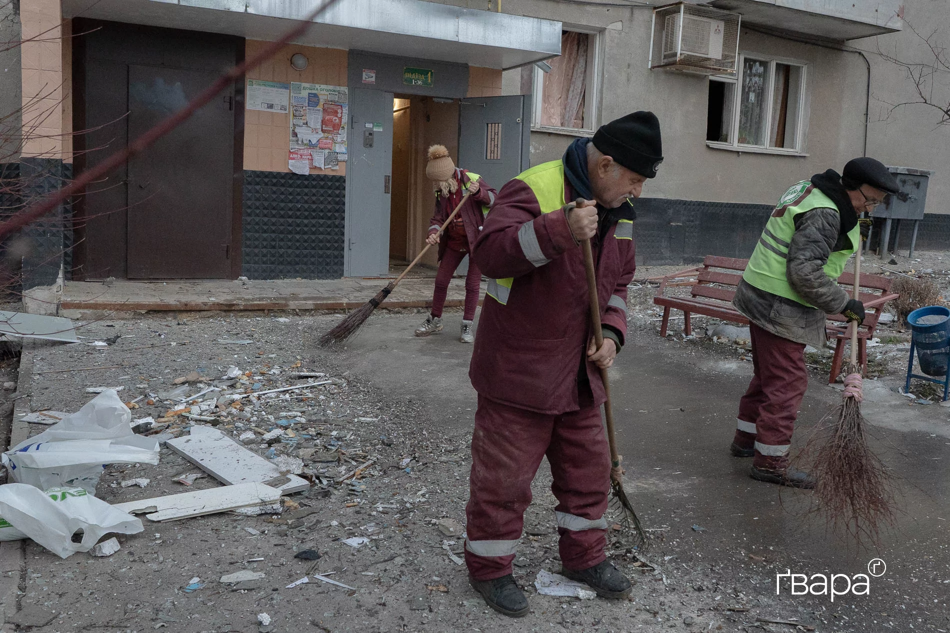 зображення до посту: У Шевченківському районі Харкова дрон влучив у багатоповерхівку: серед постраждалих є діти — фото