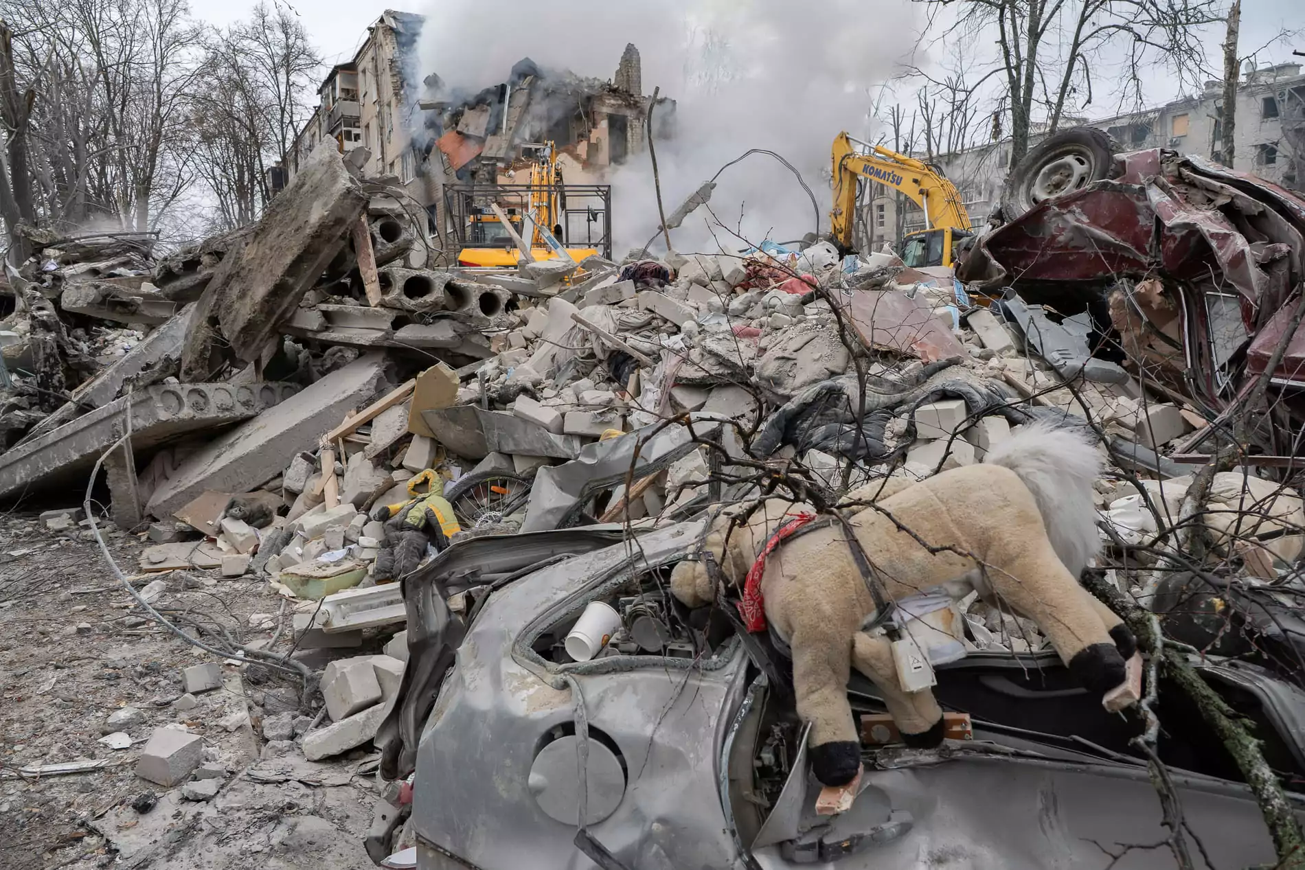 Child's plushie, thrown by the blastwave in the aftermath of Russian missile hitting Kyivskyi district on Mar. 7, 2025 / Photo: Gwara Media, Serhii Prokopenko