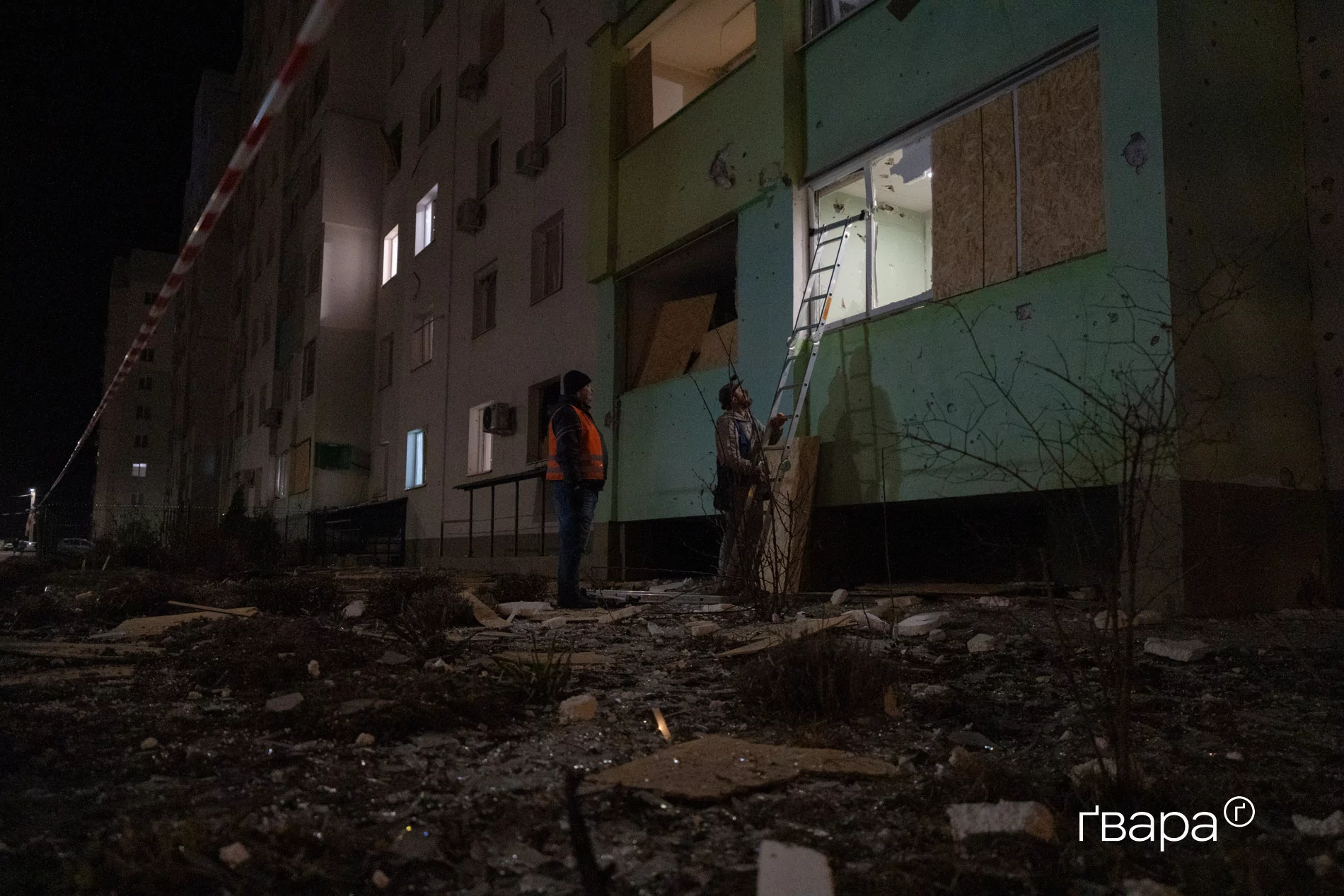 комунальники закривають контури вікон