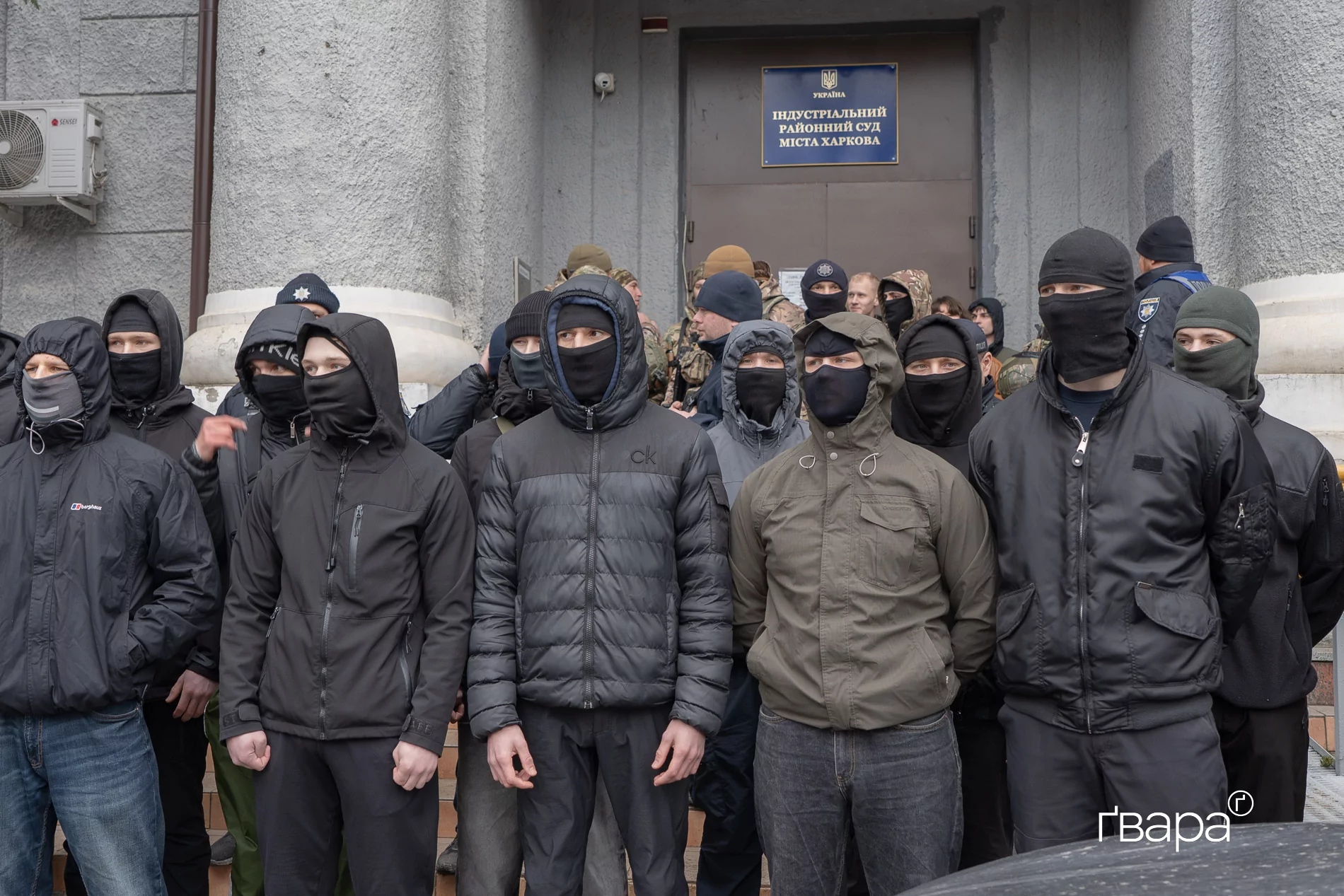 зображення до посту: Харківський суд не визнав одностатеву пару сім’єю, поки під будівлею протестували проти ЛГБТК+. Рішення оскаржуватимуть