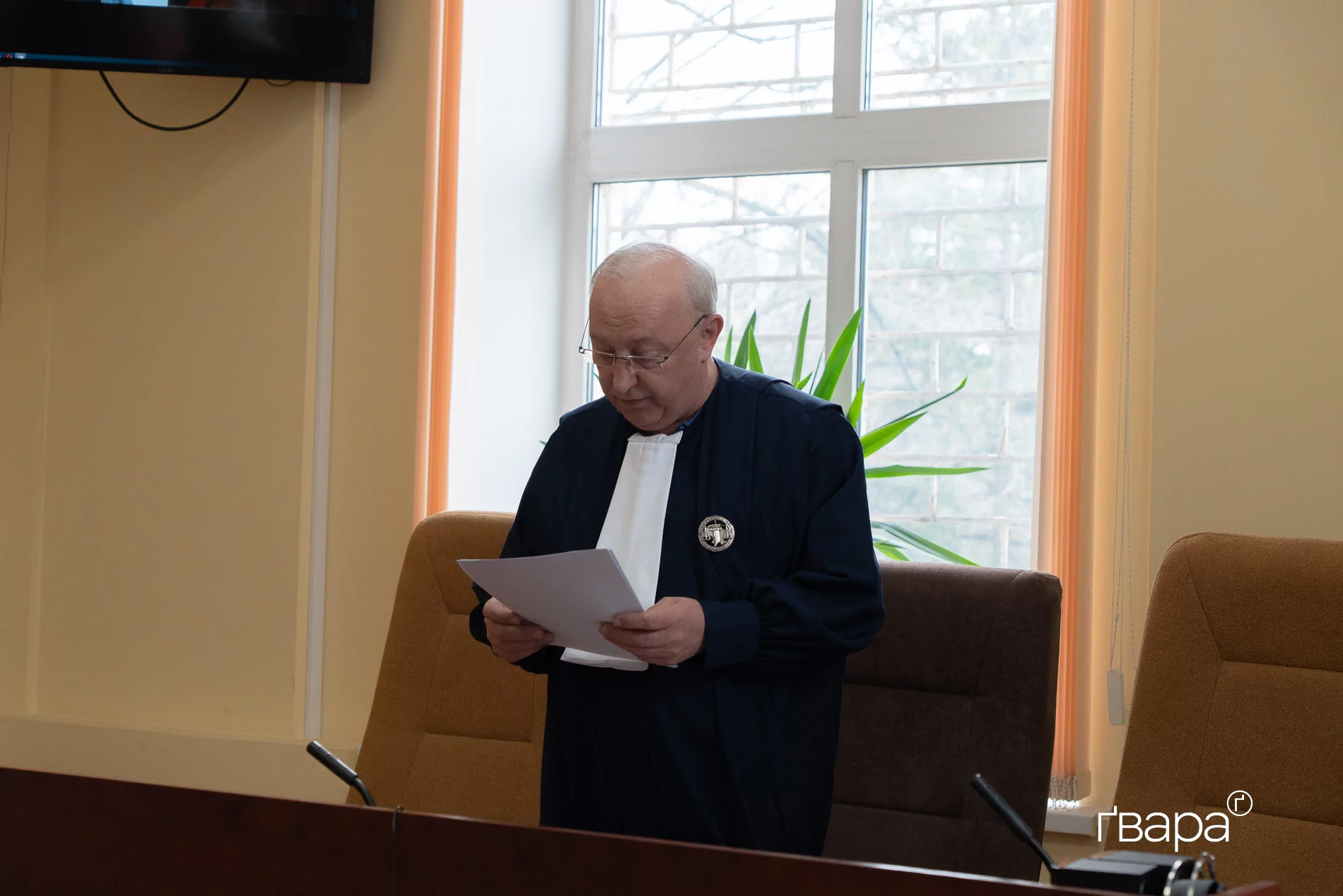 зображення до посту: Харківський суд не визнав одностатеву пару сім’єю, поки під будівлею протестували проти ЛГБТК+. Рішення оскаржуватимуть