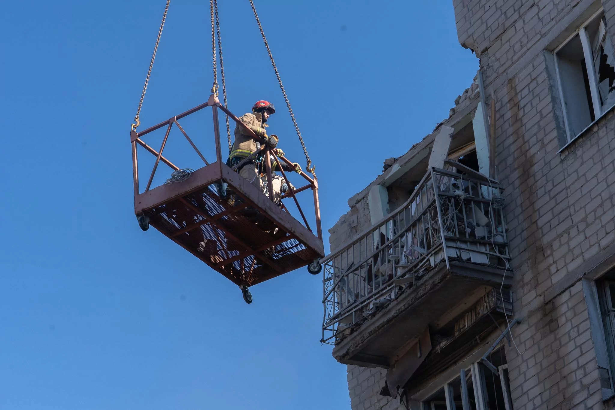 Search and rescue operation, the next day after a Russian missile hit the Kyivskyi district in Kharkiv. Mar. 8, 2026 / Photo: Gwara Media, Yana Sliemzina