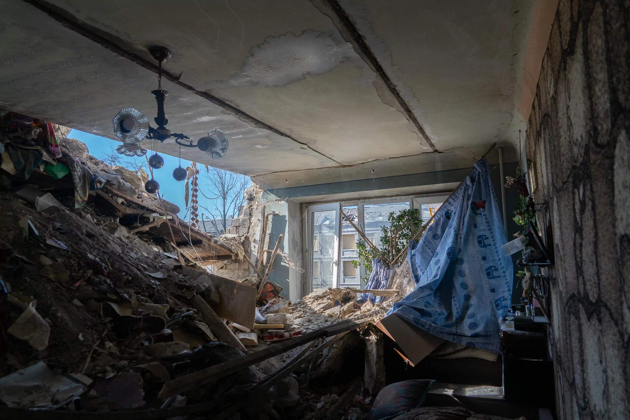 зображення до посту: Search and rescue operation goes on after Russian missile kills at least 11, including 2 children, in Kharkiv&nbsp;