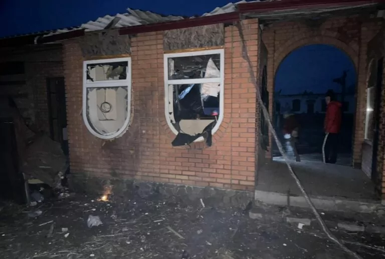 Російський дрон вдарив по магазину у Слатиному: поранені двоє людей