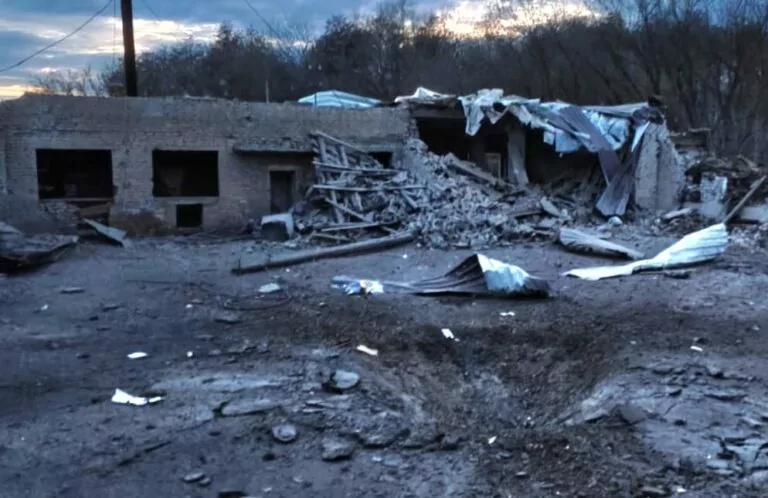 Війська РФ вдарили авіабомбою по пожежній частині на Харківщині