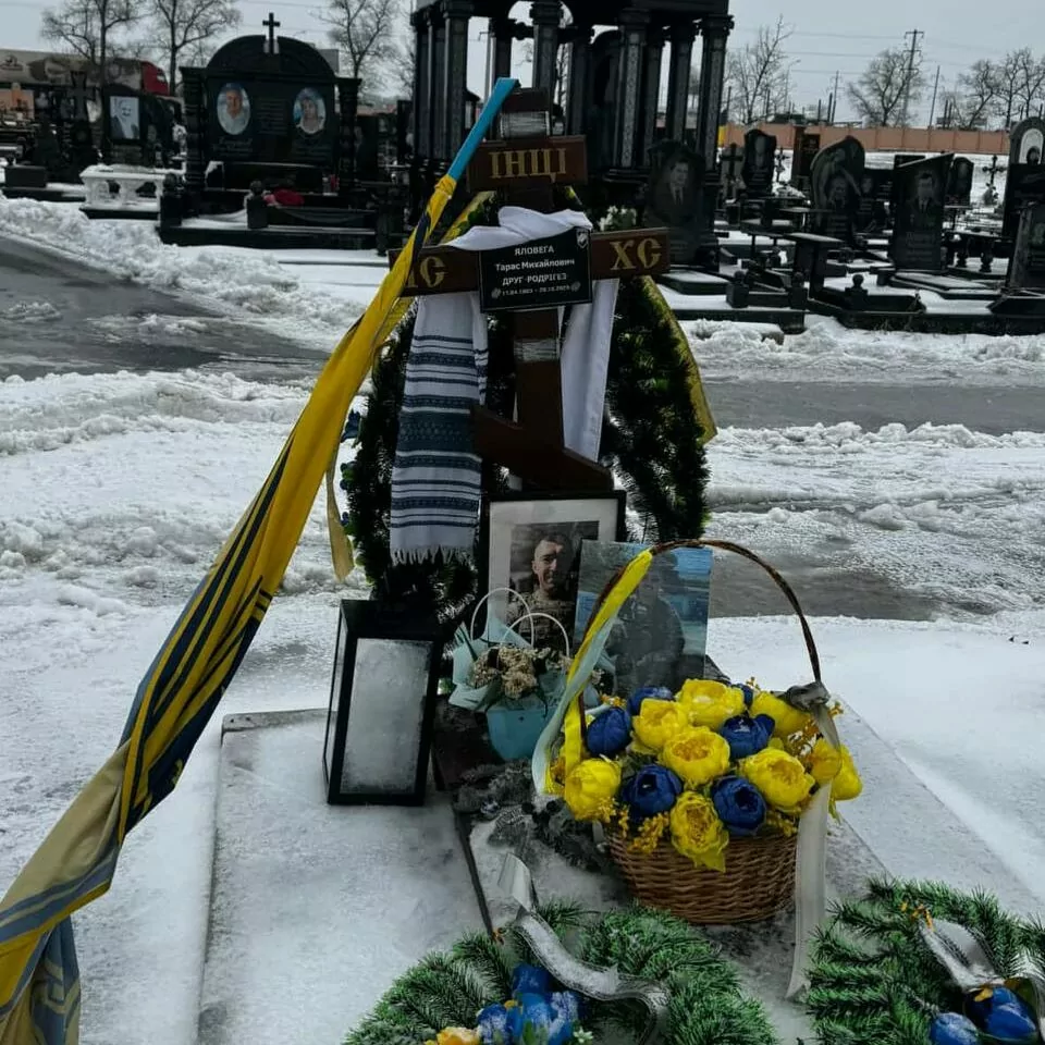 Алея Слави пошкоджені прапори