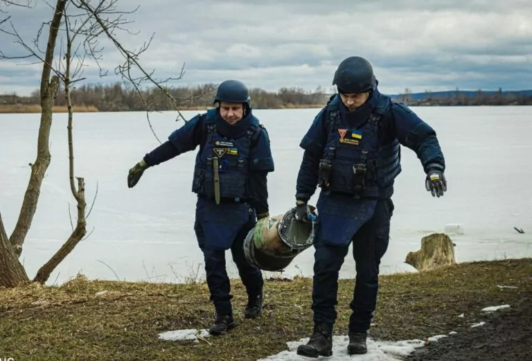 ДСНС вилучили з водойми у Харкові залишки ракети