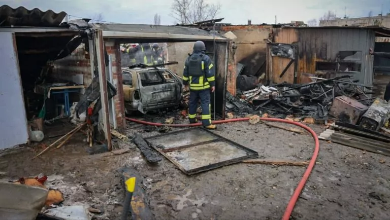 Росіяни вдарили по гаражному кооперативу у передмісті Харкова