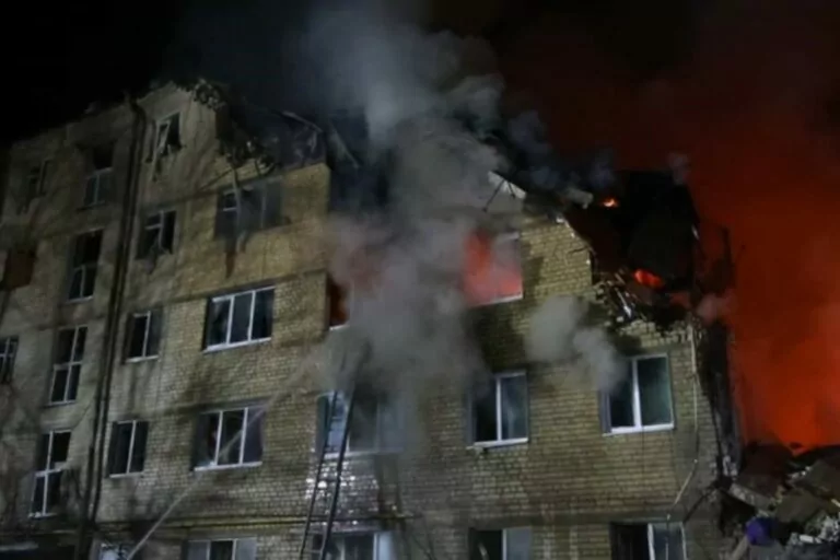 Росія вдарила балістикою по багатоповерхівці у Харкові: що відомо (оновлено)