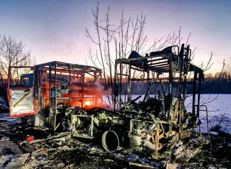 Росіяни атакували рятувальників ДСНС на Харківщині: пожежну машину знищено