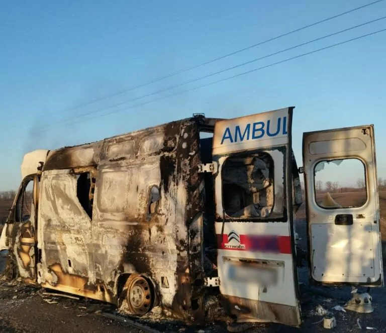 На Харківщині російський FPV-дрон вдарив по «швидкій»: загинули двоє медиків