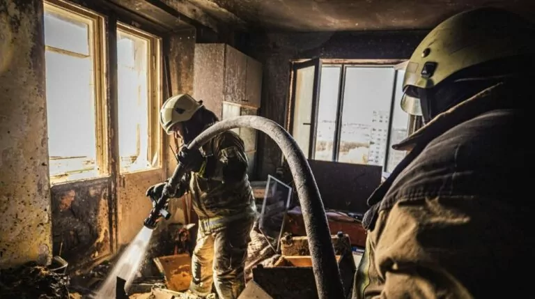 У Харкові літня жінка вистрибнула з вікна багатоповерхівки