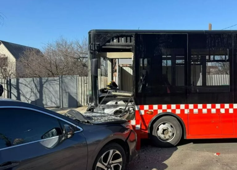 У Харкові зіштовхнулись автобус та легкове авто: є постраждала