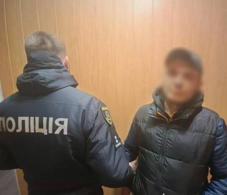 На Харківщині чоловік міг кинути гранату біля відділу поліції