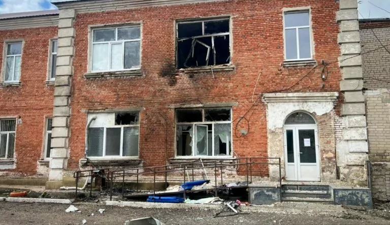Росіяни вдарили по лікарні на Куп’янщині: є постраждалі