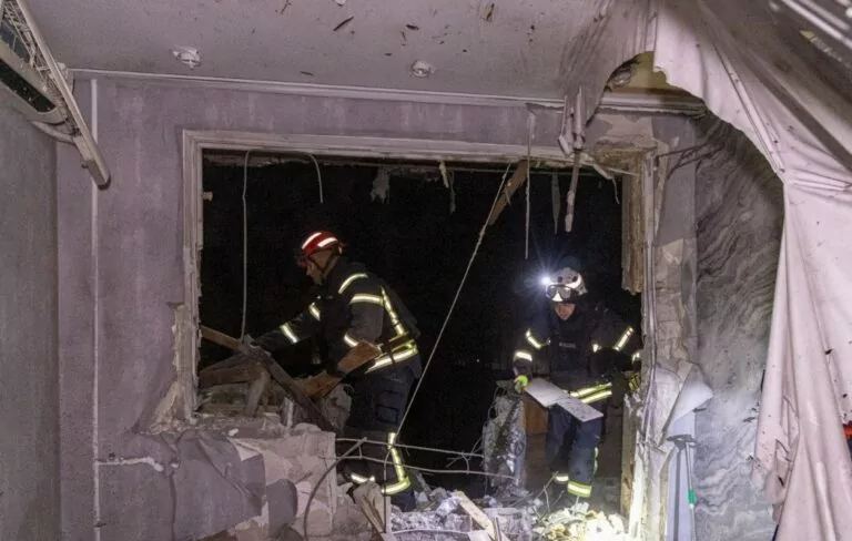 Росіяни вдарили ракетою по багатоповерхівці в Харкові: є постраждалі