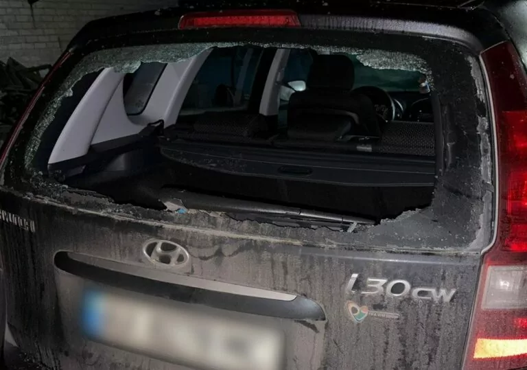 Російський FPV-дрон влучив у цивільну автівку на Харківщині: є постраждалі