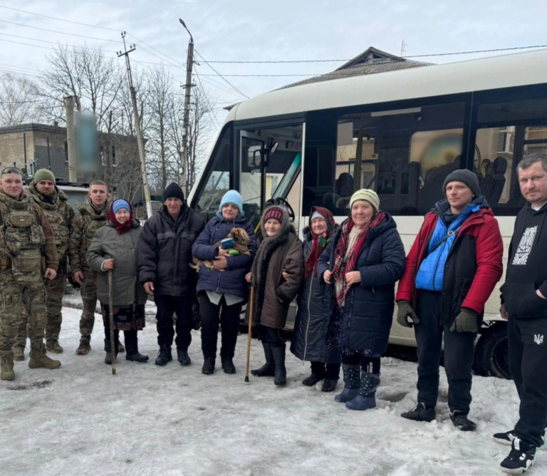 Із прифронтового села на Харківщині поліціянти вивезли 11 людей
