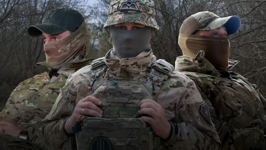 Троє військових з закритими обличчями