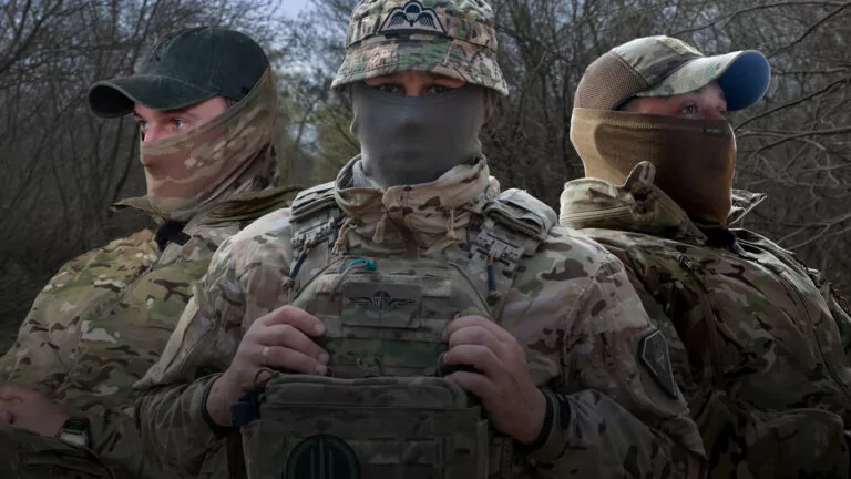 «Не було зрозуміло, чи вдастся вибити ворога». Бійці ССО про битву за Купʼянськ, зачистку міста від росіян та дрони — ВІДЕО