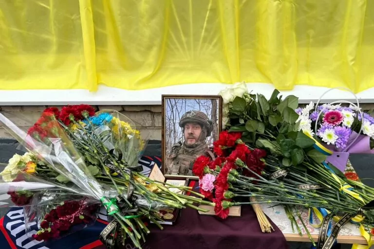 У Харкові відкрили меморіальну дошку загиблому оператору БпЛА Сергію Єчіну