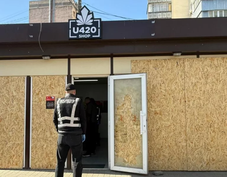 Правоохоронці проводить обшуки в мережі магазинів U420 у кількох містах України