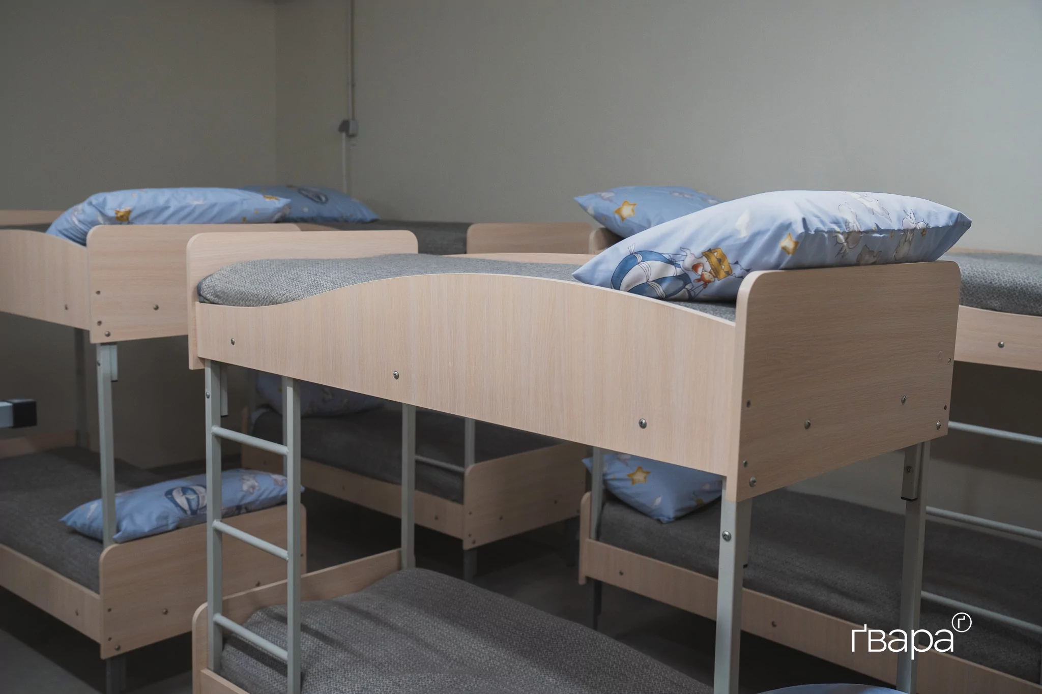 дитячі ліжка у підземній школі