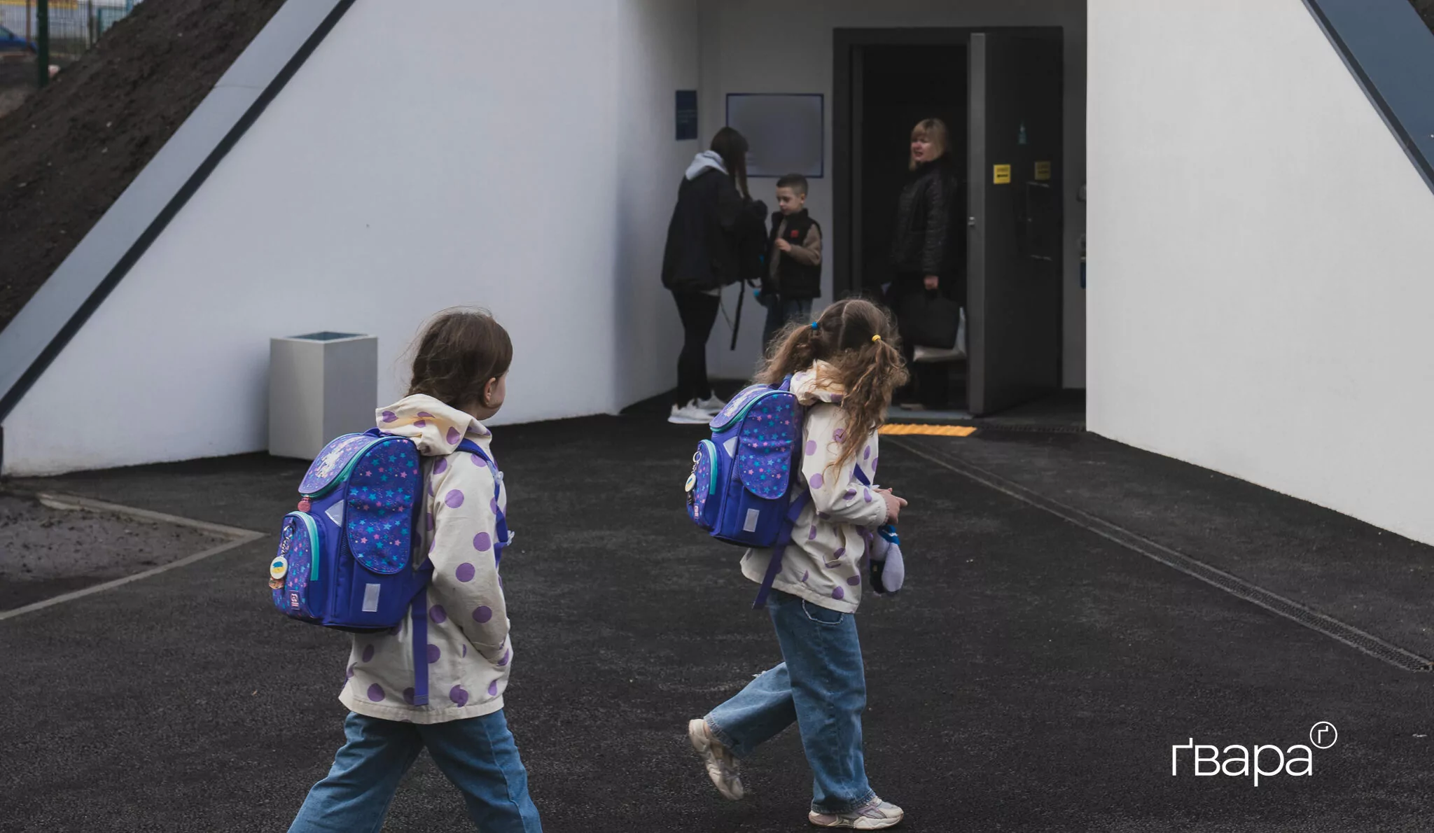 діти на фоні підземної школи у Балаклії