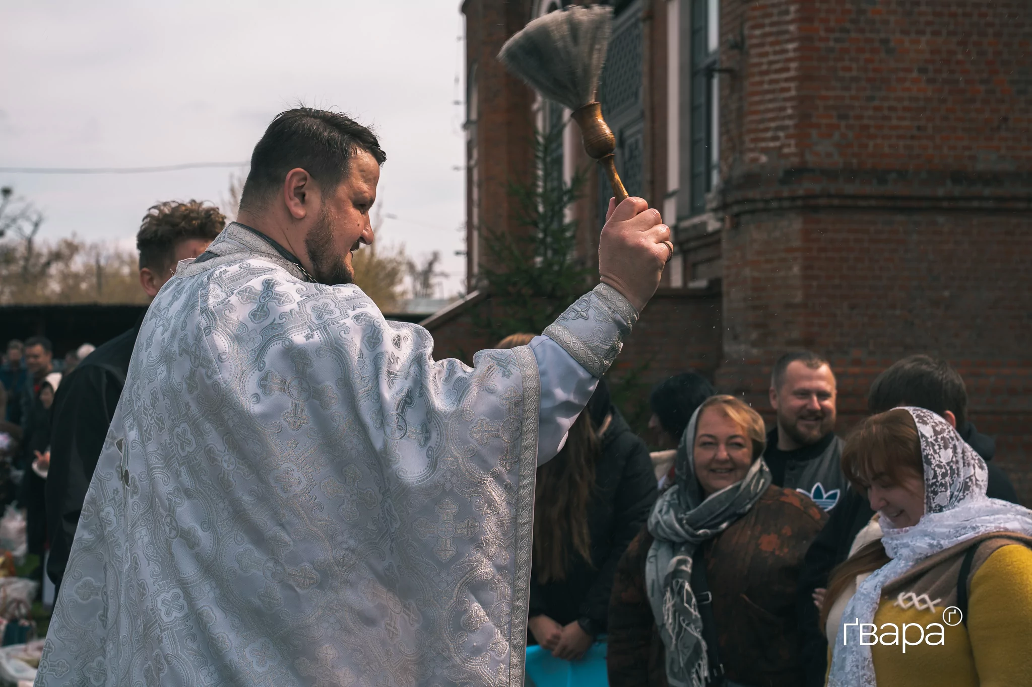 зображення до посту: Великдень під час війни: як у Харкові проходить служба у церкві &mdash; фото