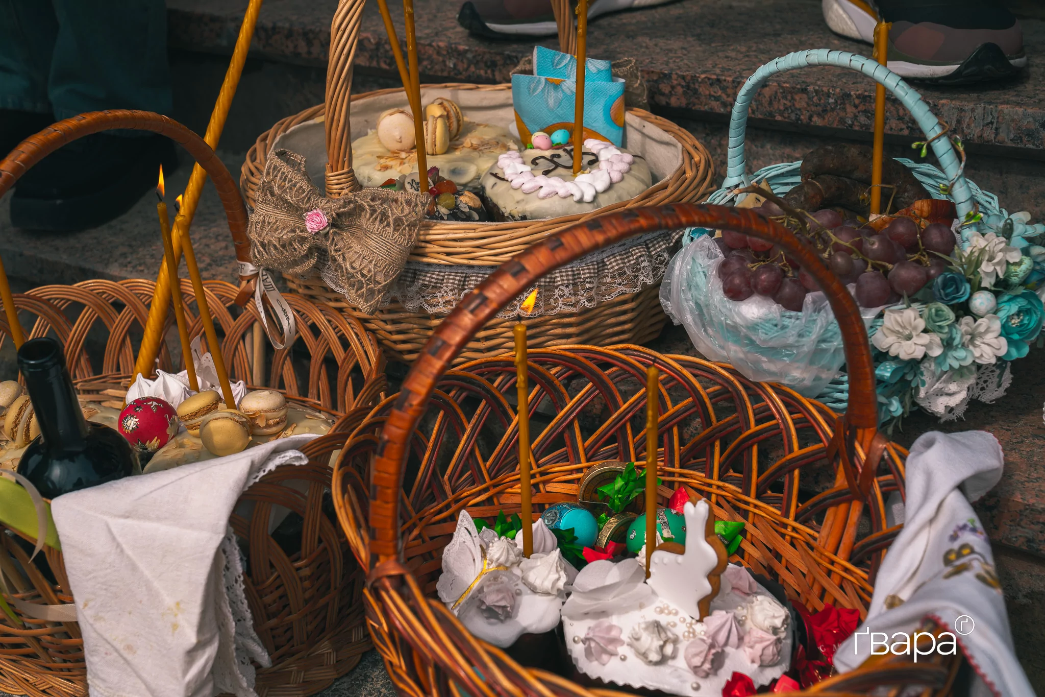 зображення до посту: Великдень під час війни: як у Харкові проходить служба у церкві &mdash; фото