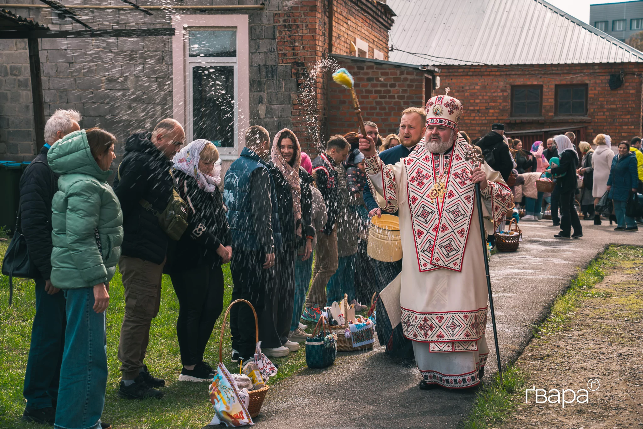 зображення до посту: Великдень під час війни: як у Харкові проходить служба у церкві &mdash; фото