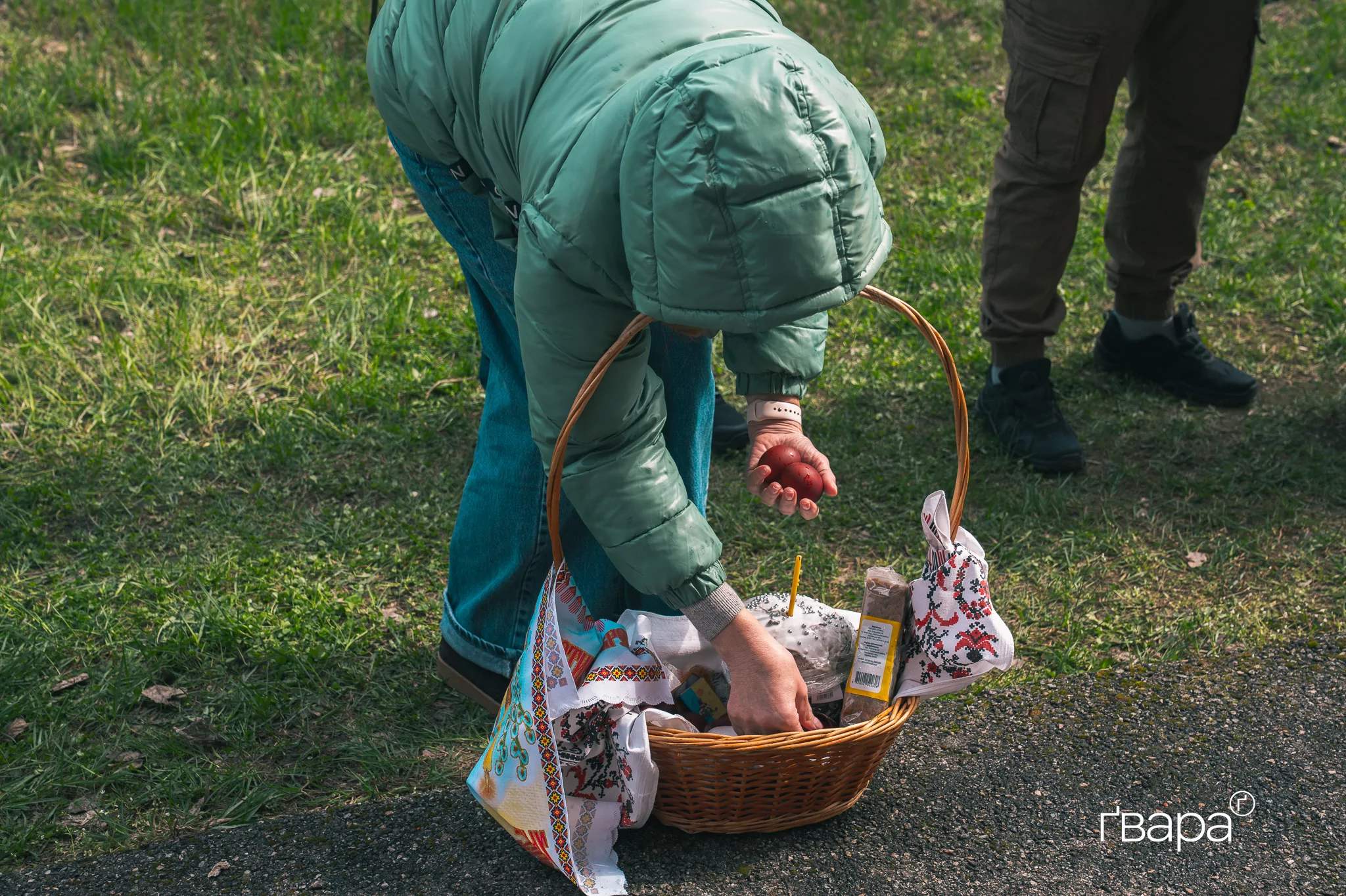 зображення до посту: Великдень під час війни: як у Харкові проходить служба у церкві &mdash; фото