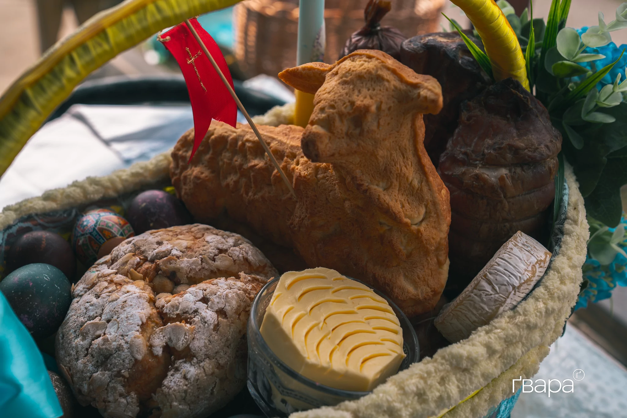 зображення до посту: Великдень під час війни: як у Харкові проходить служба у церкві &mdash; фото
