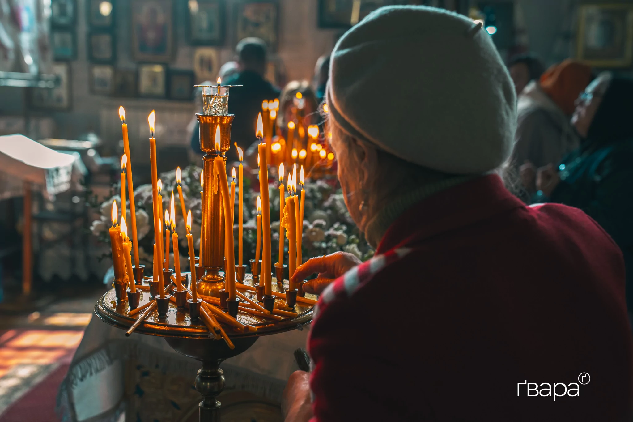 зображення до посту: Великдень під час війни: як у Харкові проходить служба у церкві &mdash; фото