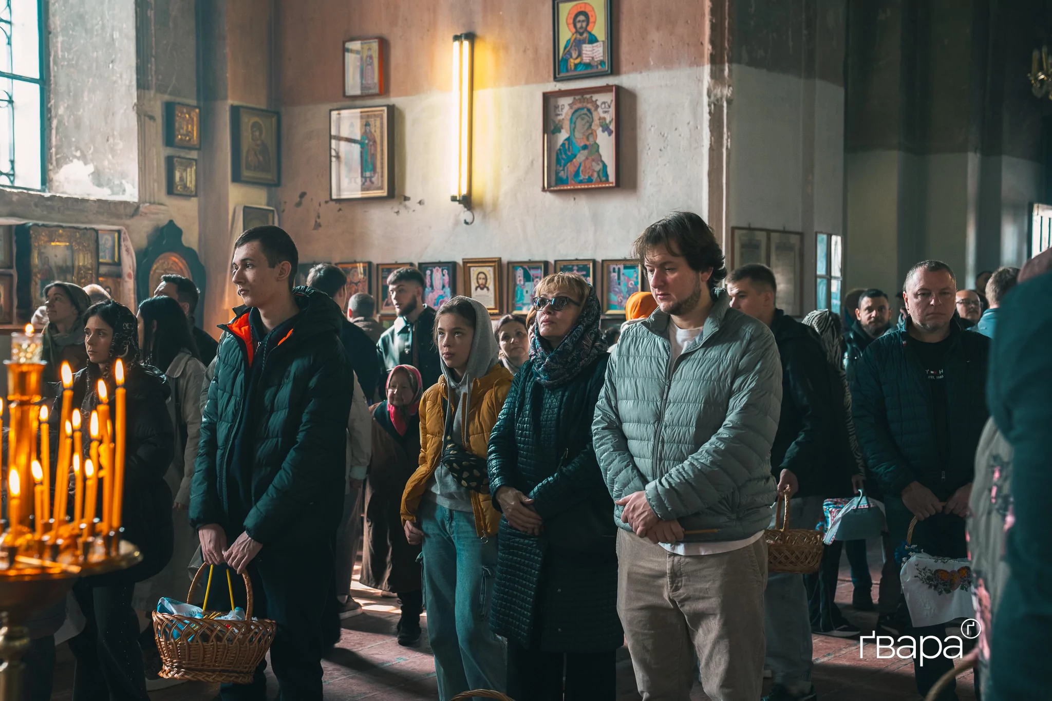 зображення до посту: Великдень під час війни: як у Харкові проходить служба у церкві &mdash; фото