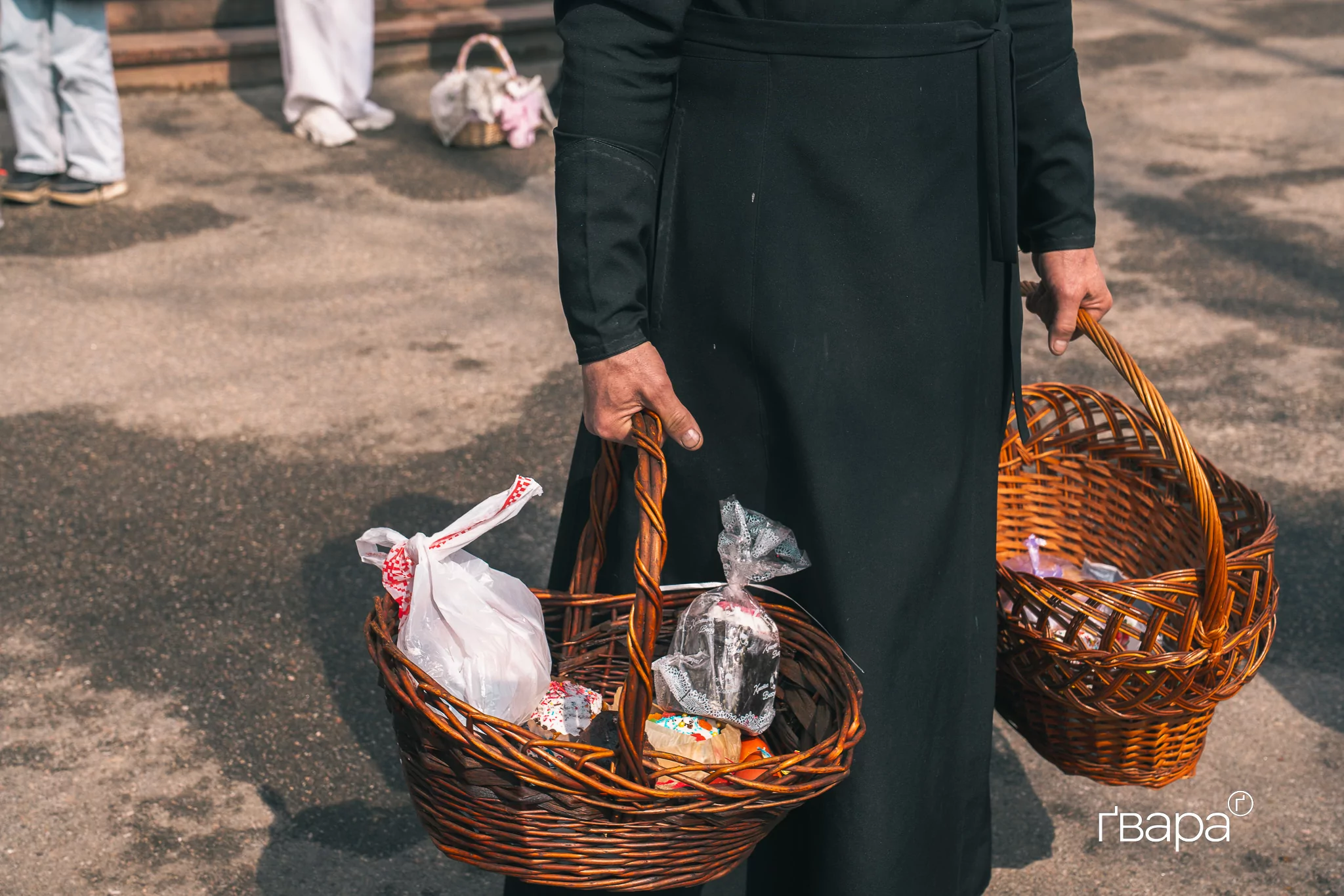 зображення до посту: Великдень під час війни: як у Харкові проходить служба у церкві &mdash; фото