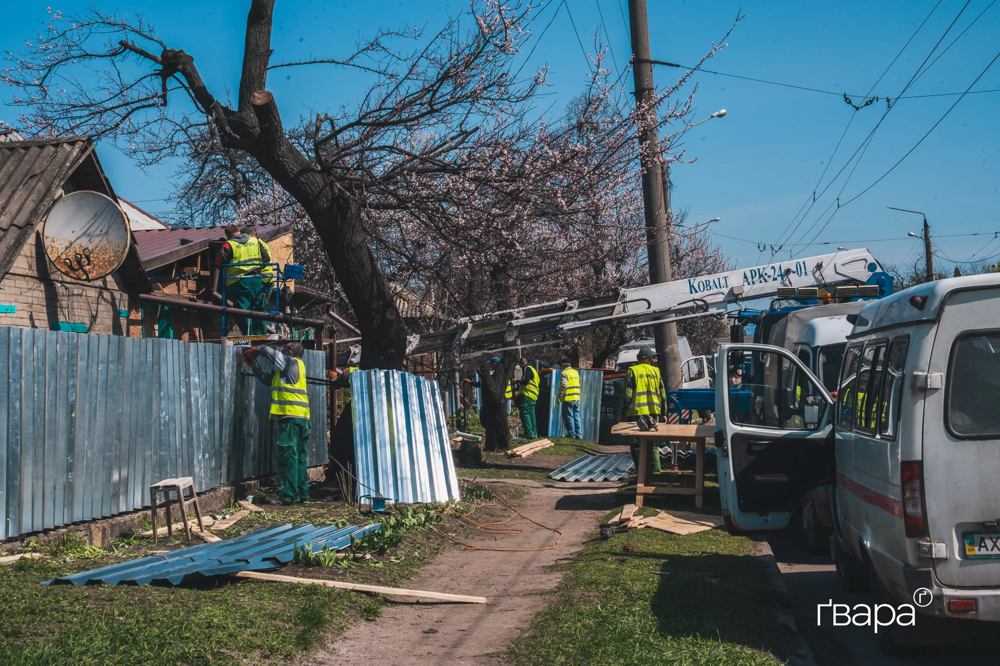 зображення до посту: &laquo;У мене вікна полетіли&raquo;: наслідки нічного обстрілу у Немишлянському районі Харкова &mdash; фото