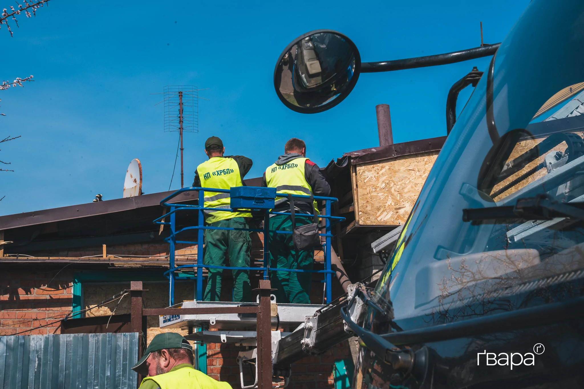зображення до посту: &laquo;У мене вікна полетіли&raquo;: наслідки нічного обстрілу у Немишлянському районі Харкова &mdash; фото