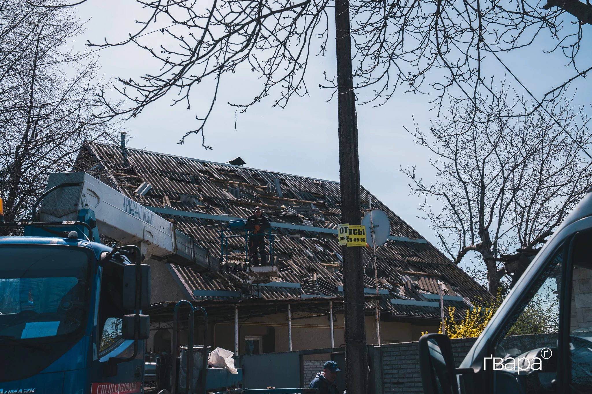 зображення до посту: &laquo;У мене вікна полетіли&raquo;: наслідки нічного обстрілу у Немишлянському районі Харкова &mdash; фото